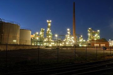 Refinery by night by Borg Enders