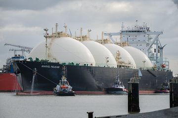 LNG-Tanker Marvel Pelican mit Schleppern von Jan Georg Meijer