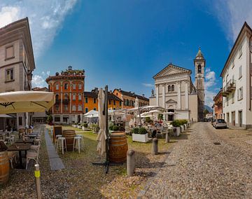 Terrasse mit Sonnenschirmen auf der Piazza Sant'Antonio mit der gleichnamigen Kirche, Locarno, Tessi