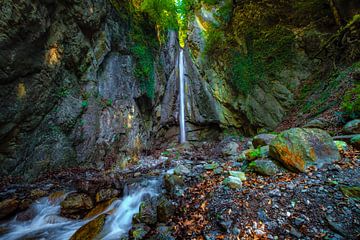 VERSTECKTER WASSERFALL von Simon Schuhmacher