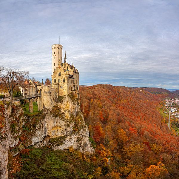 Uitzicht op kasteel Lichtenstein, Baden-Württemberg, Duitsland van Henk Meijer Photography