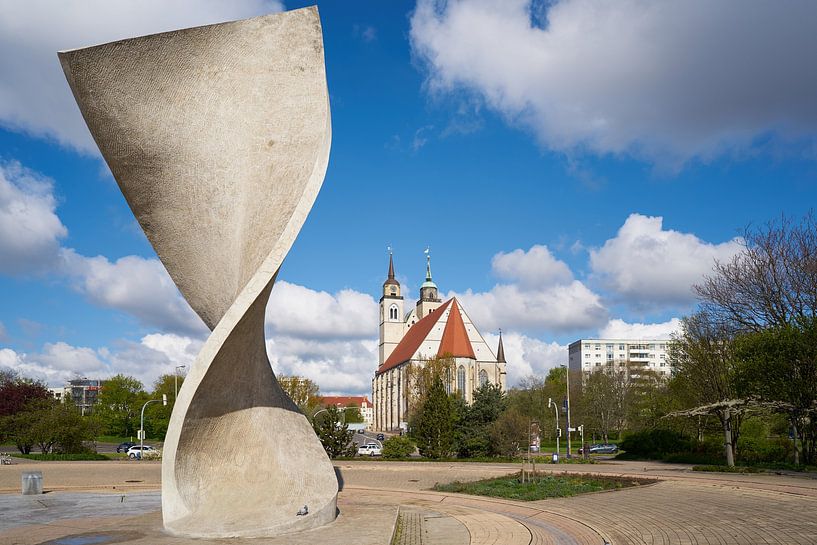 Fahnenmonument und Johanniskirche in Magdeburg von Heiko Kueverling