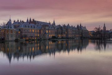 Binnenhof Den Haag weerspiegeld in de Hofvijver na zonsondergang