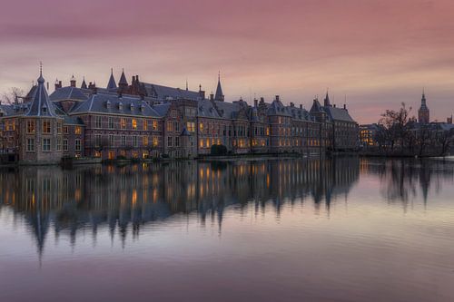 Binnenhof La Haye se reflétant dans Hofvijver après le coucher du soleil