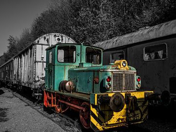 Locomotive de train périmée en couleur et noir et blanc sur Art By Dominic