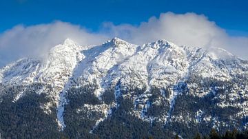 Besneeuwde bergen voor een blauwe hemel in Krün van Hans-Heinrich Runge