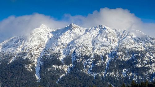 Schneebedeckte Berge vor blauem Himmel bei Krün