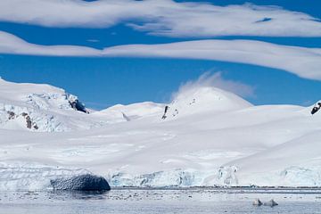 Paysage de montagne en Antarctique ; sur Hillebrand Breuker