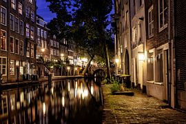 L'Oudegracht en soirée, vu depuis le quai près du Gaardbrug, avec vue sur le Maartensbrug. sur André Blom Fotografie Utrecht