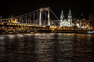 Elisabethbrücke in Budapest bei Nacht mit der Pfarrkirche an der Donau