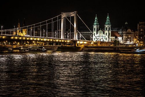 Pont Elisabeth à Budapest la nuit avec l'église paroissiale sur le Danube