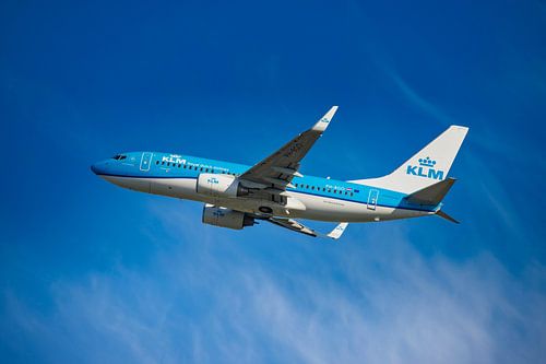 Een KLM Boeing 737-700, Paradijsvogel, KL2020,  registratienummer PH BGO, stijgt op van Amsterdam In