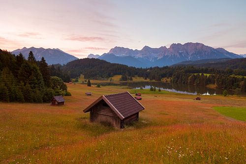 Wagenbrüchsee / Geroldsee bij zonsopgang met alpengloren in het Karwendelgebergte