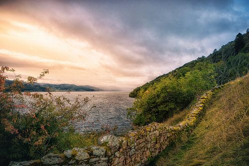 Loch Ness in Schotland. Verlaten idylle bij de stenen muur van Urquhart Castle.