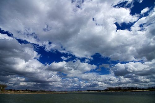 Wolkendek boven de Waal bij Tiel