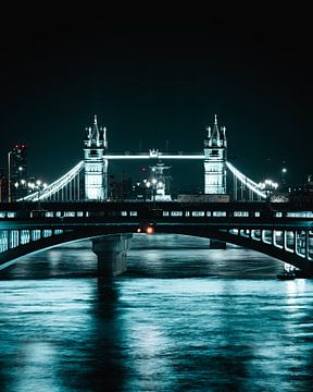 Tower Bridge Nights van Tom Derwort Photography