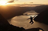 Man bij Preikestolen in Noorwegen van Adalbert Dragon Dragon thumbnail