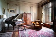 Verlaten Piano in Kasteel. van Roman Robroek - Foto's van Verlaten Gebouwen thumbnail