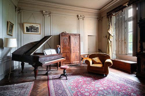 Verlassenes Klavier im Schloss.