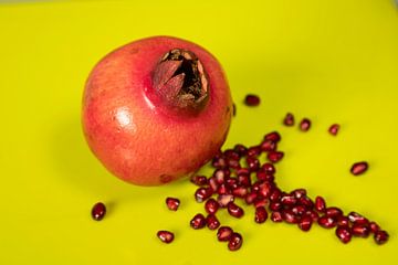 Pomegranate on lime background van Edith Keijzer