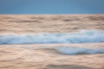 Zee strand en blauwe lucht in beweging van Andy Luberti