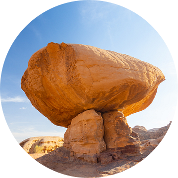 Mushroom Rock in de Wadi Rum woestijn, Jordanië van Teun Janssen