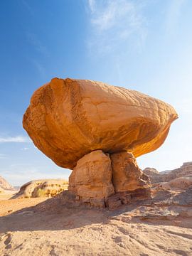 Rocher aux champignons dans le désert du Wadi Rum, Jordanie sur Teun Janssen