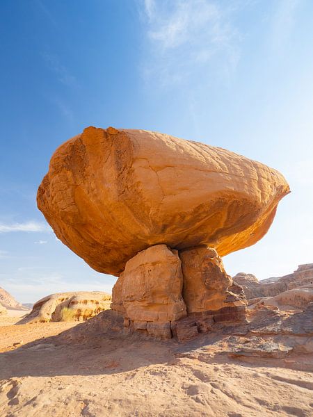 Mushroom Rock in de Wadi Rum woestijn, Jordanië van Teun Janssen
