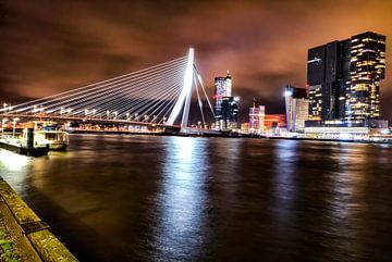 Rotterdam Erasmusbrug Skyline Nacht Foto van Mehmet Karaman