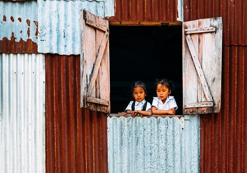 Indiase kinderen genieten van het uitzicht vanuit hun school. Foto 2b