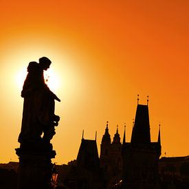 Silhouettes du pont Charles au coucher du soleil à Prague sur Anton Eine