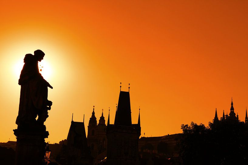 Silhouetten van de Karelsbrug bij zonsondergang in Praag van Anton Eine