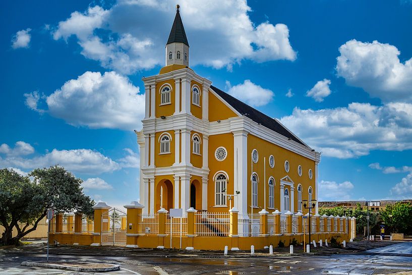 Een blik op een gele kerk in Willemstad op Curacao van Andreas Völkel