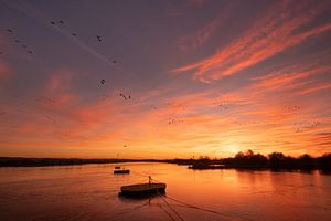 Feuriger Sonnenaufgang über dem Fluss