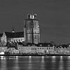Panorama Nachtaufnahme Grote Kerk Dordrecht schwarz-weiß von Anton de Zeeuw