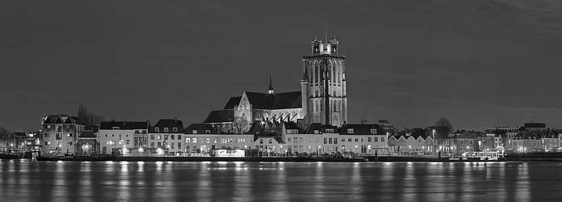 Panorama nachtfoto Grote Kerk Dordrecht zwart/wit van Anton de Zeeuw