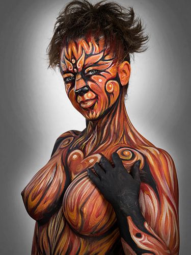 naakte vrouw met vurige bodypaint