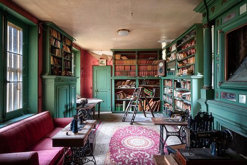 Bibliothèque abandonnée en décomposition.