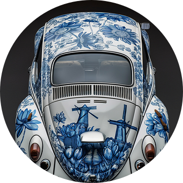 aanblik van de Achterkant van een oude volkswagen kever voorzien van Delfts blauwe afbeeldingen van Margriet Hulsker