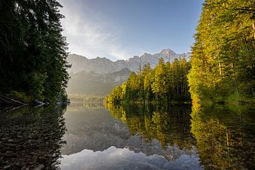 Eibsee met weerspiegeling van de Zugspitze bij zonsopgang