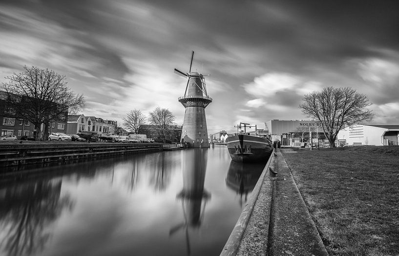 Nolet molen Schiedam in zwartwit van Ilya Korzelius