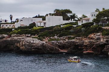 Segeln zwischen den Felsen auf Mallorca, Spanien