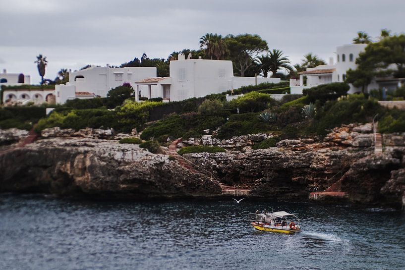 Varen in Mallorca  | Foto van een vissersboot varend tussen de rotsen met huizen | Spanje  Europa van Willie Kers