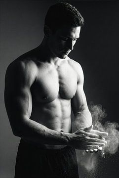 Muskulöser Mann klatscht in gepuderte Hände von Markus Gann