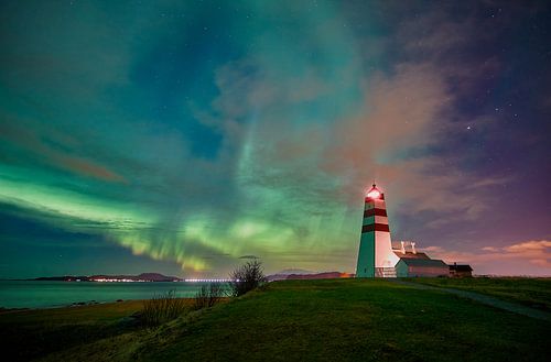Noorderlicht danst boven de vuurtoren van Alnes op Godøy, Noorwegen