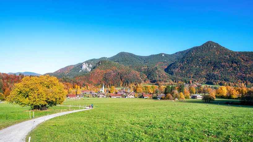 Bergbeklimmersdorp Kreuth op een zonnige herfstdag van Andreas Föll