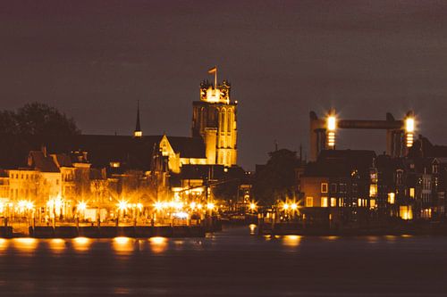 Skyline Dordrecht vanaf Papendrecht in het  donker