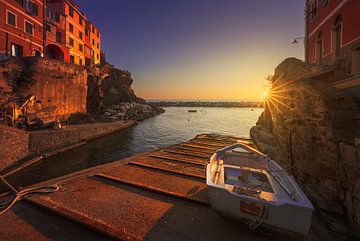 Riomaggiore, un bateau au coucher du soleil. Cinque Terre sur Stefano Orazzini