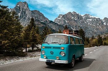 Abenteuerlicher VW-Bulli in Berglandschaft | Print on demand Vanlife Hippie