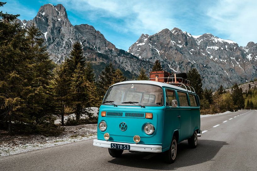 Aventureux van Volkswagen dans un paysage de montagne | Impression à la demande Vanlife Hippie par Milene van Arendonk